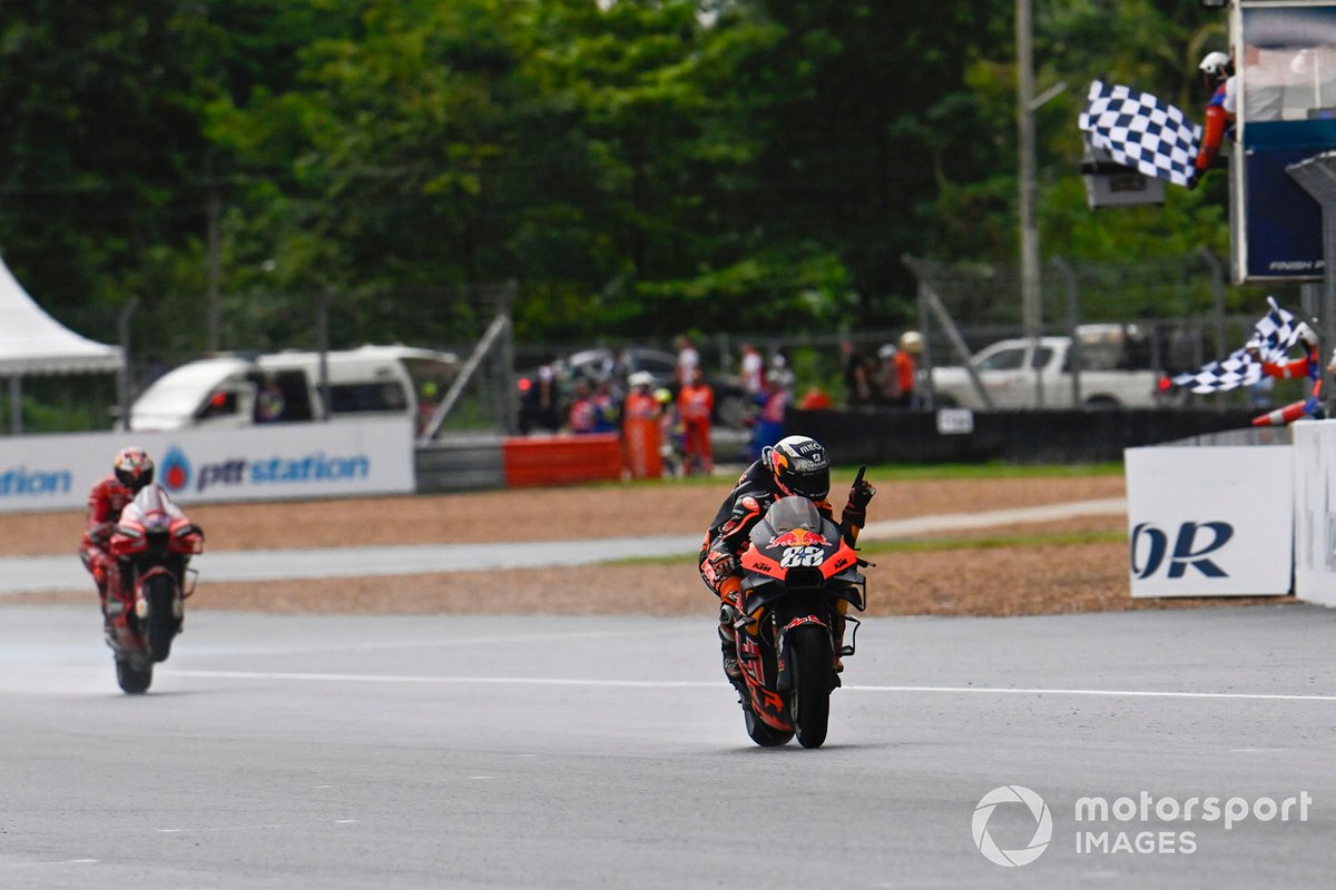 Il vincitore della gara Miguel Oliveira, Red Bull KTM Factory Racing, e il secondo classificato Jack Miller, Ducati Team