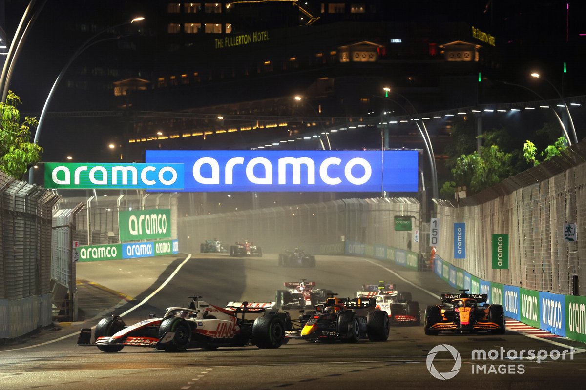 Kevin Magnussen, Haas VF-22, Max Verstappen, Red Bull Racing RB18m y Daniel Ricciardo, McLaren MCL36