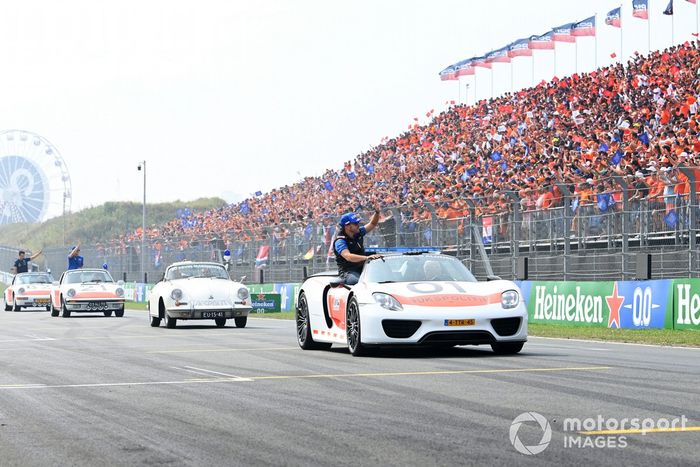 Fernando Alonso, Alpine F1 Team, en el desfile de pilotos