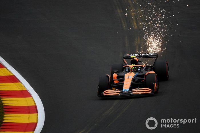 Lando Norris, McLaren MCL36, hace saltar las chispas