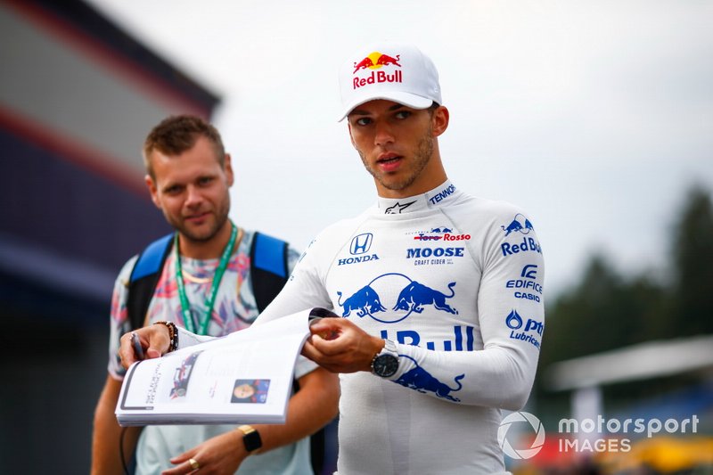 Pierre Gasly, Toro Rosso, signs autographs for fans