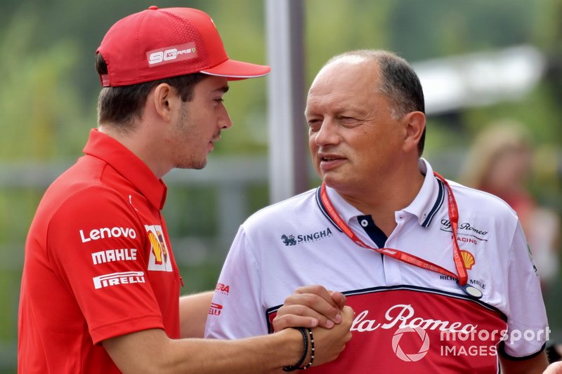 Charles Leclerc, Ferrari, e Frederic Vasseur, Team Principal, Alfa Romeo Racing