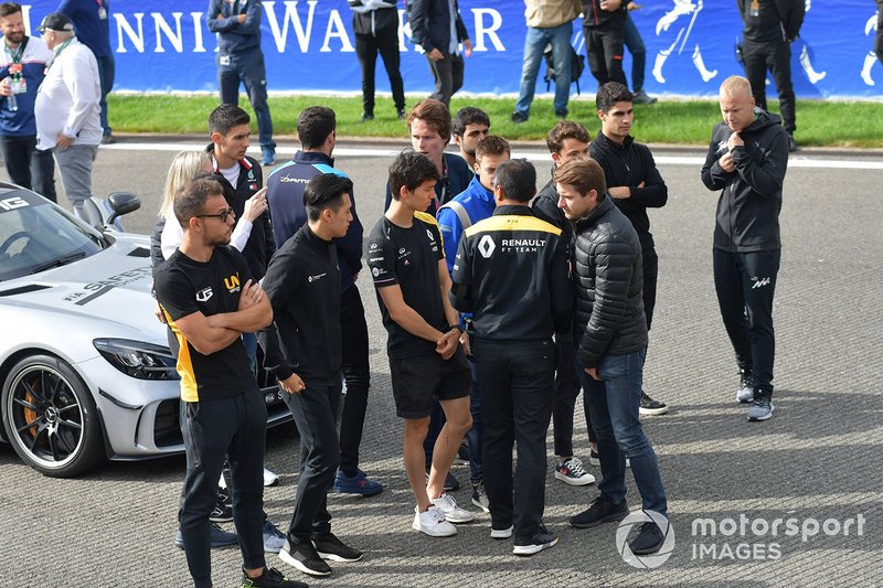 Mia Sharizman, director de la Renault Sport Academy, habla con Nyck De Vries, ART Grand Prix, con Louis Deletraz, Carlin, Jack Aitken, Campos Racing, Guanyu Zhou, UNI Virtuosi Racing y Luca Ghiotto, UNI Virtuosi Racing. Esteban Ocon, Mercedes AMG F1, habla con Alexa Quintin, Responsable de Medios y Comunicación de la FIA F2 y F3