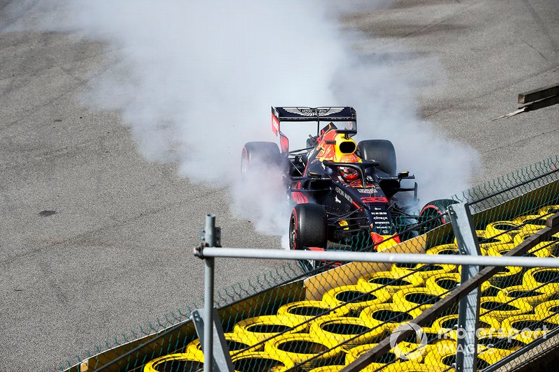 Verstappen escapa e bate na Eau Rouge