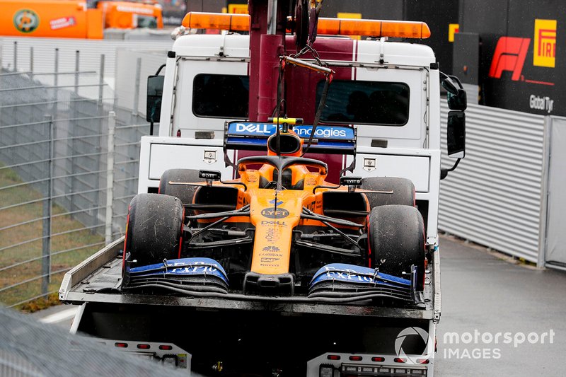 Coche de Lando Norris, McLaren MCL34 en la parte trasera de una grúa