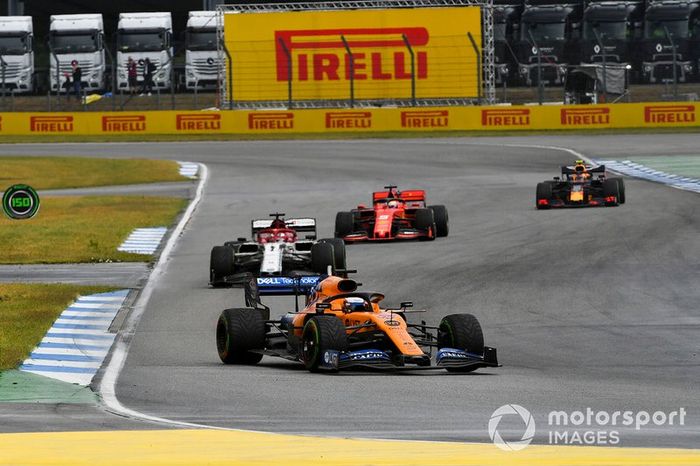 Carlos Sainz Jr, McLaren MCL34, lidera Kimi Raikkonen, Alfa Romeo Racing C38, Sebastian Vettel, Ferrari SF90, y Pierre Gasly, Red Bull Racing RB15.