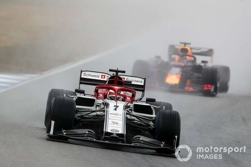 Como en Austria, Verstappen salió mal y perdió posiciones, colocándose cuarto detrás de Raikkonen y Bottas