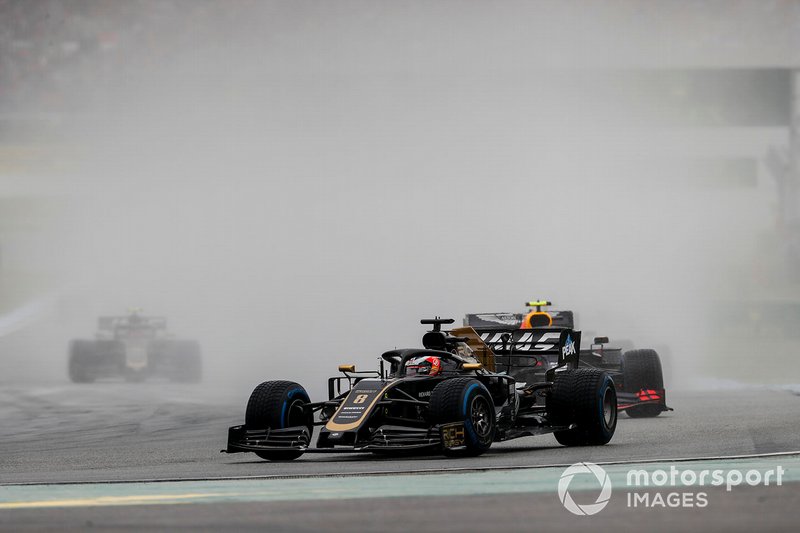 Romain Grosjean, Haas F1 Team VF-19, precede Pierre Gasly, Red Bull Racing RB15