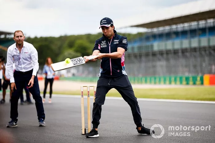 Sergio Perez, Racing Point, jugando a cricket 