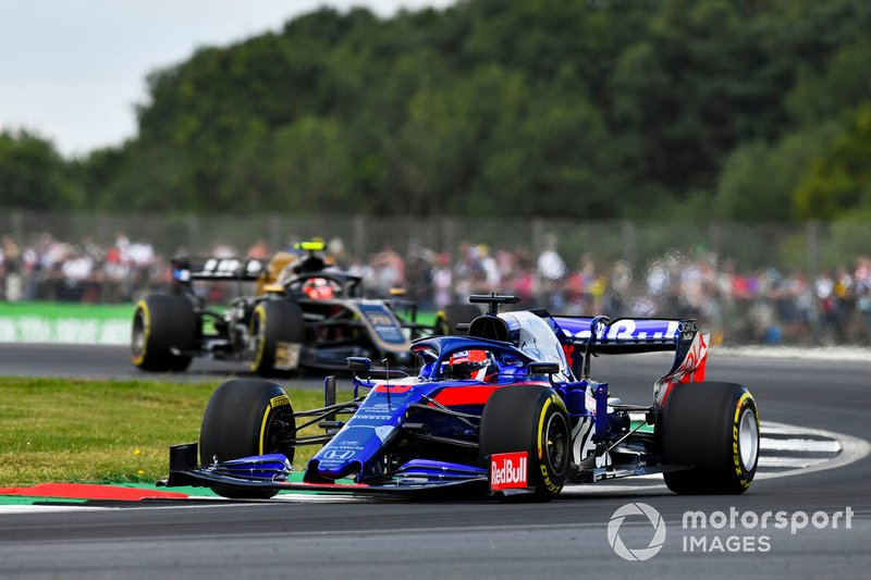 Daniil Kvyat, Toro Rosso STR14, Kevin Magnussen, Haas F1 Team VF-19