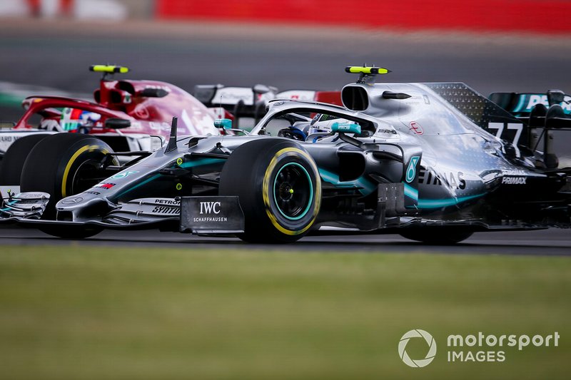 Valtteri Bottas, Mercedes AMG W10, pasa a Antonio Giovinazzi, Alfa Romeo Racing C38
