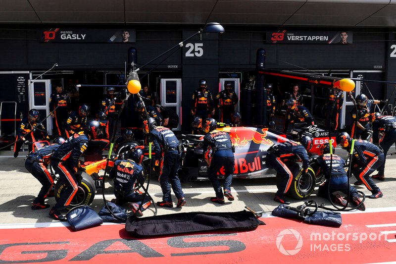 Pierre Gasly, Red Bull Racing RB15, pit stop
