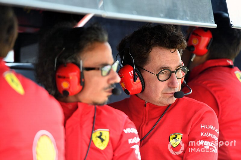 Laurent Mekies, Sporting Director, Ferrari, e Mattia Binotto, Team Principal Ferrari, sul pit wall