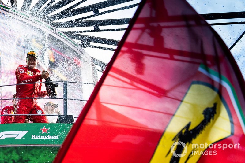 Podio: ganador de la carrera Charles Leclerc, Ferrari