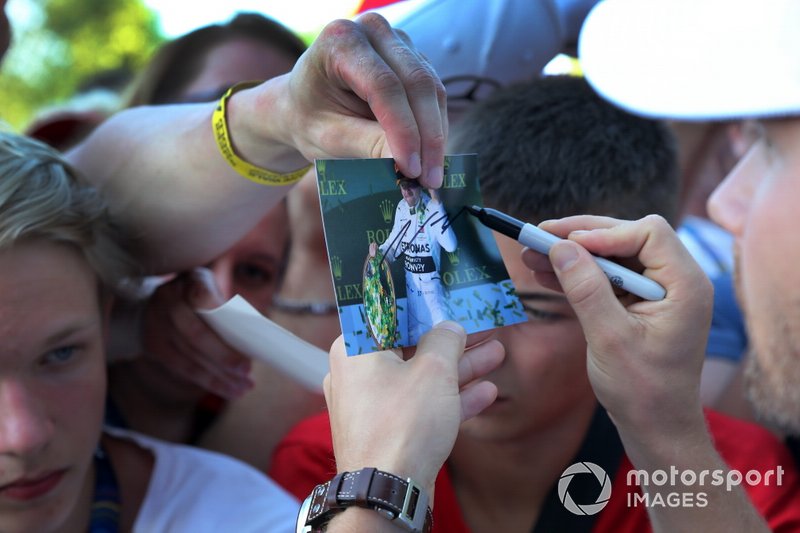 Valtteri Bottas, Mercedes AMG F1 firma un autógrafo para un aficionado