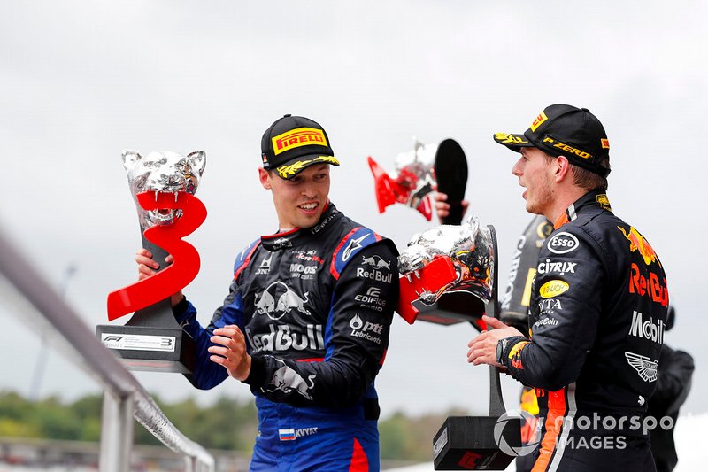Kvyat acompañó en el podio a Verstappen, que le 'arrebató' el asiento en 2016 y le hizo volver a Toro Rosso