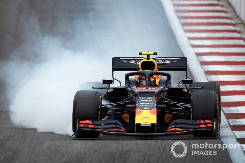 Alex Albon, Red Bull RB15, locks up under braking