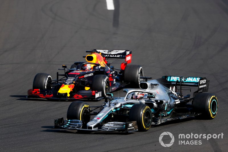 Lewis Hamilton, Mercedes AMG F1 W10 adelanta a Max Verstappen, Red Bull Racing RB15 para el liderato