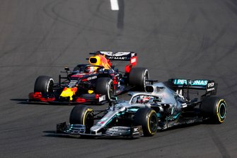 Lewis Hamilton, Mercedes AMG F1 W10 liderlik için Max Verstappen, Red Bull Racing RB15'i geçiyor
