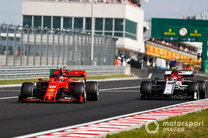 Charles Leclerc, Ferrari SF90, precede Antonio Giovinazzi, Alfa Romeo Racing C38
