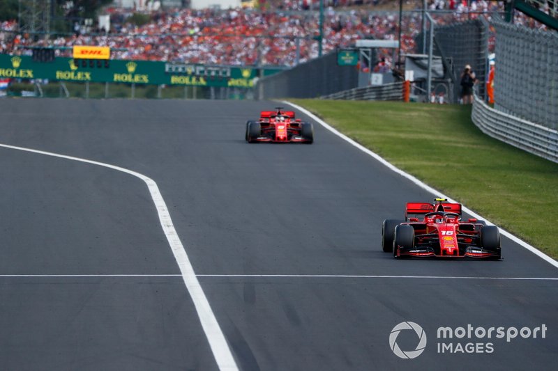 Charles Leclerc, Ferrari SF90 lidera Sebastian Vettel, Ferrari SF90