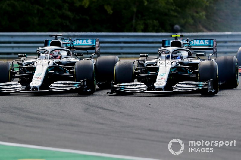 Lewis Hamilton, Mercedes AMG F1 W10, lucha con Valtteri Bottas, Mercedes AMG W10, en la salida