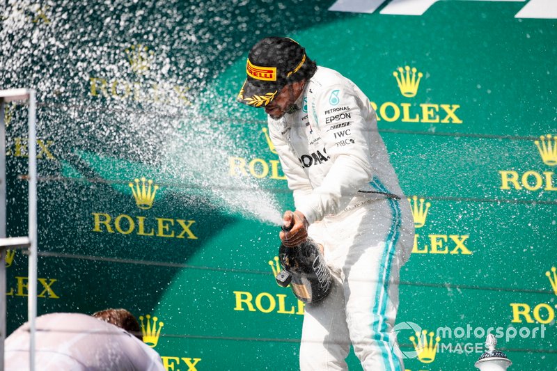 Il primo classificato Lewis Hamilton, Mercedes AMG F1, spruzza lo Champagne