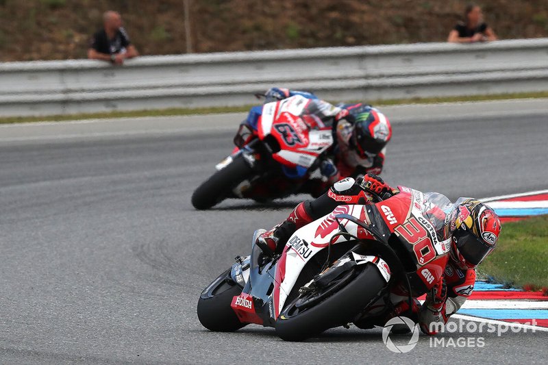 Takaaki Nakagami devant Pecco Bagnaia