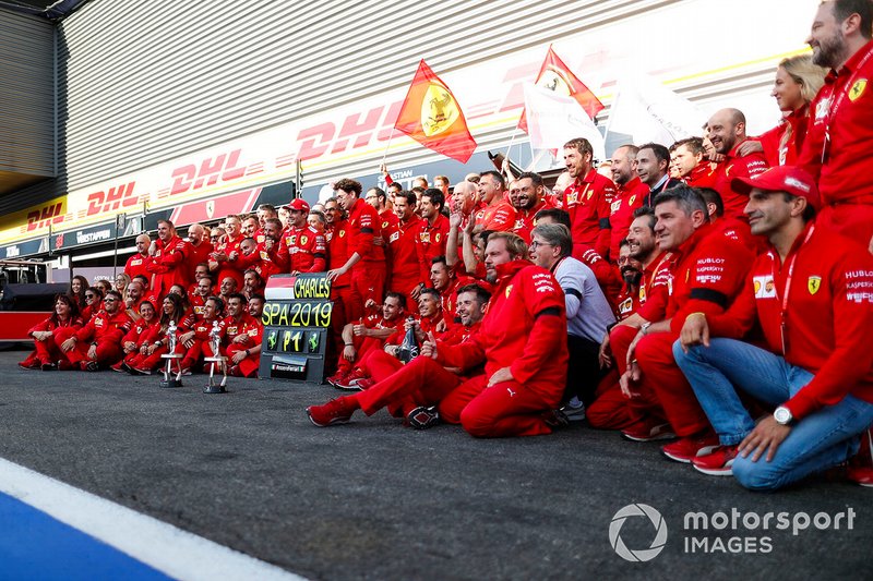Charles Leclerc, Ferrari, festeggia la vittoria con Mattia Binotto, Team Principal Ferrari, e gli altri colleghi