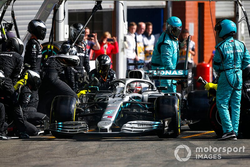 Lewis Hamilton, Mercedes AMG F1 W10, ressort de son stand