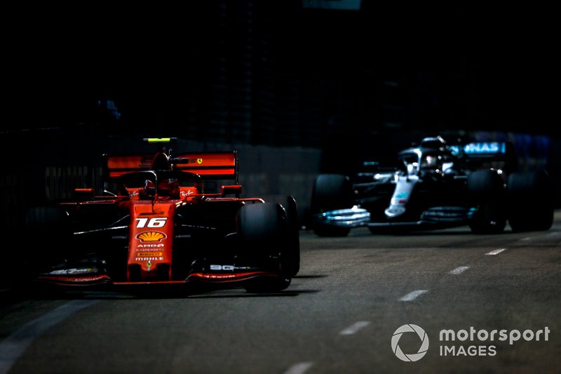 Charles Leclerc, Ferrari SF90, precede Lewis Hamilton, Mercedes AMG F1 W10