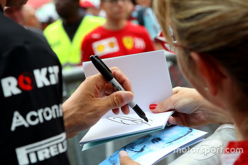 Robert Kubica, Williams firma un autografo ai fan