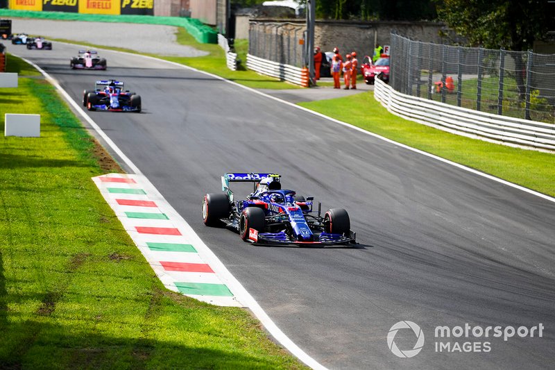 Pierre Gasly, Toro Rosso STR14, precede Daniil Kvyat, Toro Rosso STR14