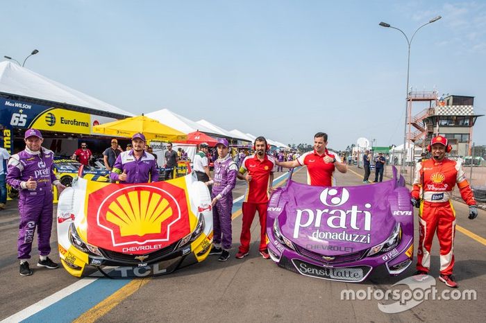 Transplante de capôs dos carros Shell e Prati Donaduzzi na etapa do Velopark