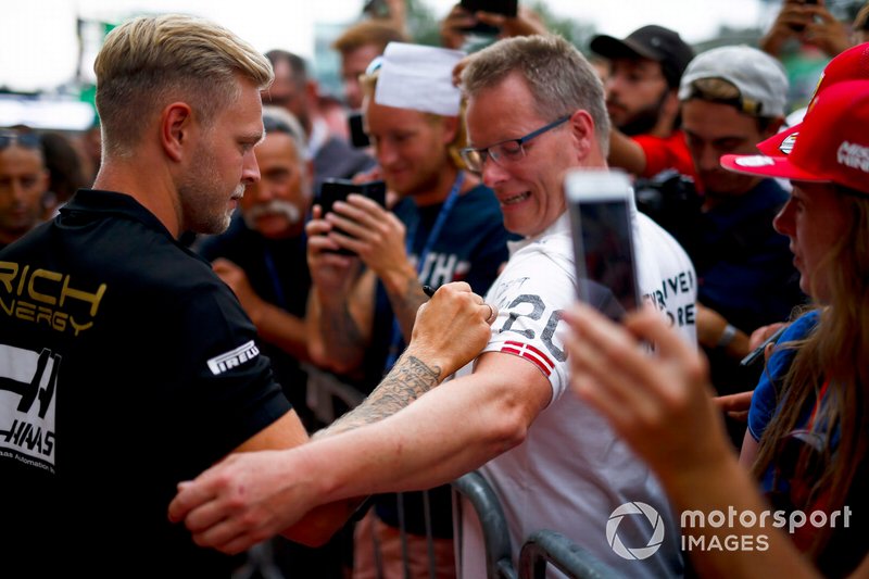 Kevin Magnussen, Haas F1 signs an autograph for a fan