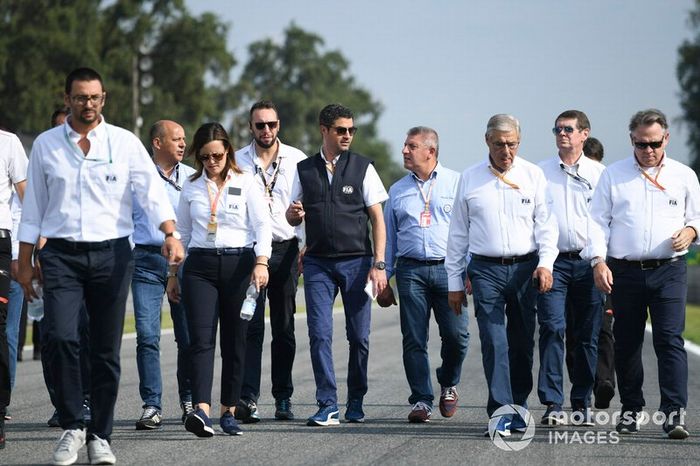 Michael Masi, Director de Carrera camina por la pista