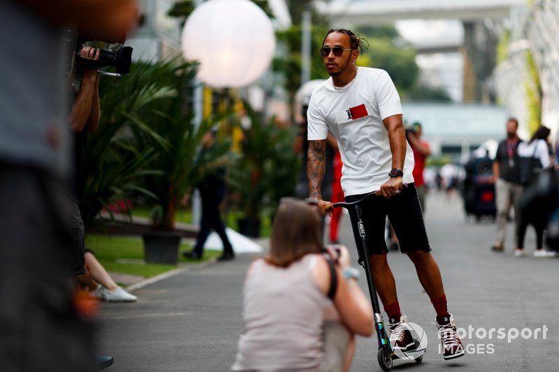 Pero si queremos ver cambios físicos y de estilo, atentos a sus llegadas en patinete