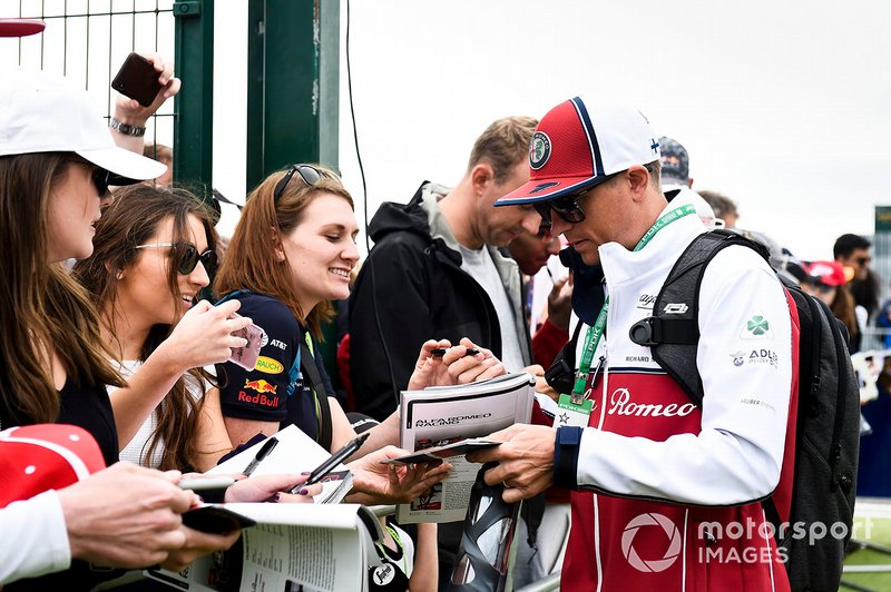 Kimi Raikkonen, Alfa Romeo Racing, firma autografi ai fan
