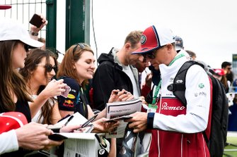 Kimi Raikkonen, Alfa Romeo Racing, imza dağıtıyor