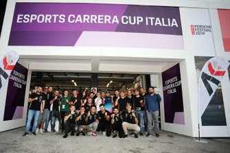 Foto di gruppo dei sim racer della Esports Carrera Cup Italia