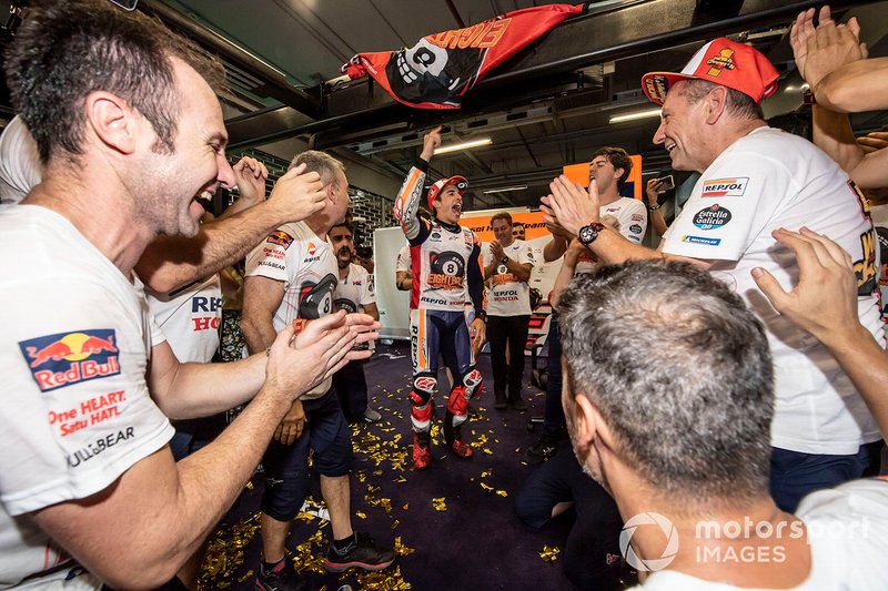 Il Campione del Mondo Marc Marquez, Repsol Honda Team, festeggia con il suo team