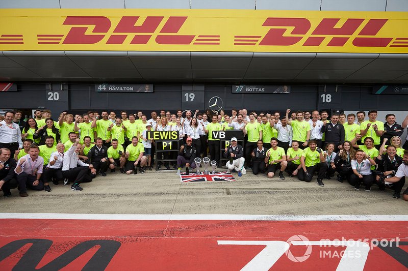 Lewis Hamilton, Mercedes AMG F1, 1st position, Valtteri Bottas, Mercedes AMG F1, 2nd position, and the Mercedes team celebrate victory