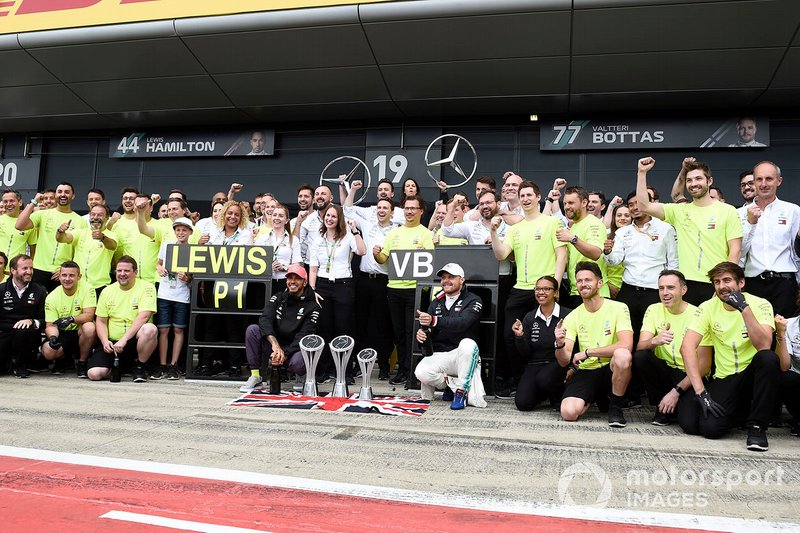 Lewis Hamilton, Mercedes AMG F1, 1st position, Valtteri Bottas, Mercedes AMG F1, 2nd position, and the Mercedes team celebrateLewis Hamilton, Mercedes AMG F1, 1st position, celebrates with his team