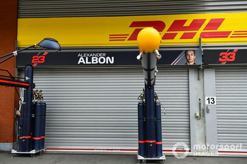 El cartel de Alex Albon en el box de Red Bull