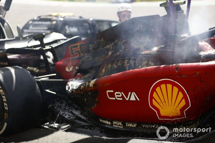 El coche quemado de Carlos Sainz, Ferrari F1-75, tras un incendio que provoca su retirada