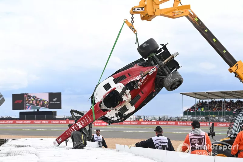 I commissari rimuovono l'auto danneggiata di Zhou Guanyu, Alfa Romeo C42