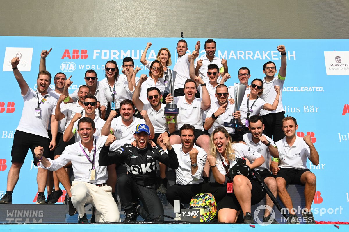 El ganador de la carrera, Edoardo Mortara, Venturi Racing, y Jerome d'Ambrosio, director del equipo ROKiT Venturi Racing, celebran con su equipo en el podio