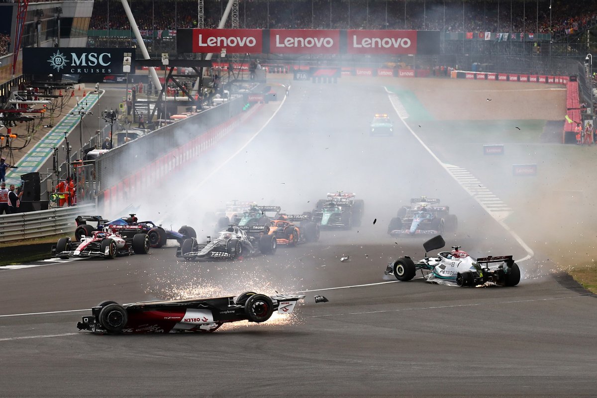 Zhou Guanyu, Alfa Romeo C42 se estrella al inicio de la carrera