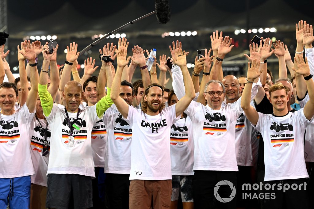 Sebastian Vettel, Aston Martin, es acompañado en una carrera alrededor del circuito por los miembros del equipo con la playera de Danke Seb como parte de su despedida en su último Gran Premio