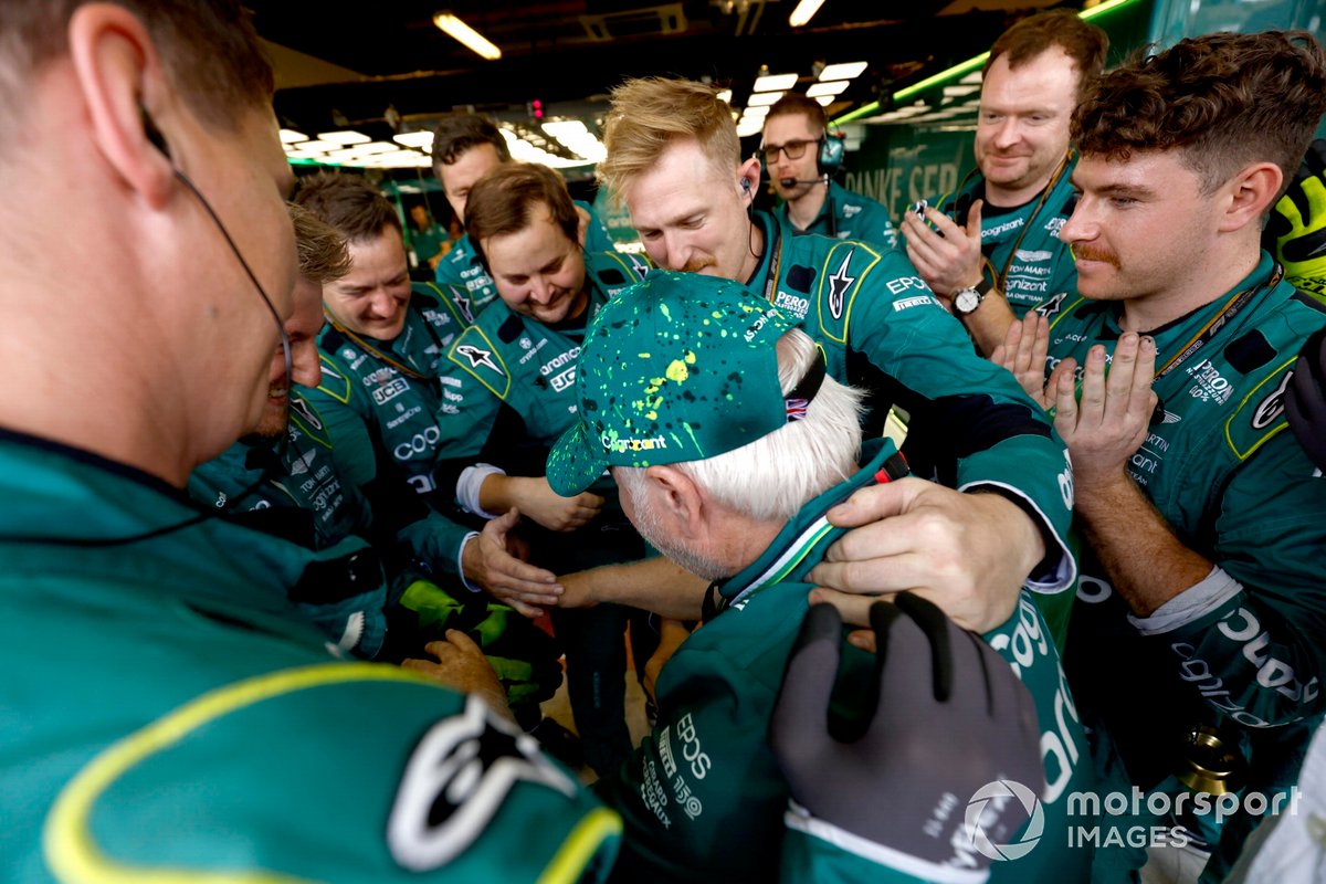 Norbert Vettel con los mecánicos de Aston Martin